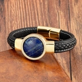 Makroaufnahme von Herren Lederarmband mit blauem Stein und goldenem Magnetverschluss in Schwarz - Gold-Lapislazuli-Stil (5008462987958)