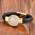 Detailansicht eines schwarzen Lederarmbands mit Goldmetall und weißen Zirkonia-Steinen - Gold-Beigefarbener Stein-Stil (5008462987959)