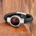 Détail d'une pierre d'agate rouge avec zircone sur un bracelet en cuir tressé noir - Style Agate Rouge