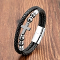 Nahaufnahme eines mehrlagigen Lederarmbands mit mattem schwarzem Kreuz und Magnetverschluss - Schwarzes Mattes Kreuz Mit Polierten Schwarzen Perlen