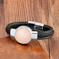 Détail du bracelet en cuir tressé noir avec pierre rose et fermoir magnétique - Style Quartz Rose