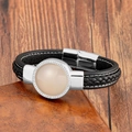 Detail eines Herren-Lederarmbands mit rundem Steinbesatz und silbernem Magnetverschluss - Beiger Stein-Stil