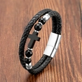 Detailansicht von mehrlagigem schwarzem Lederarmband mit Kreuzanhänger und Magnetverschluss - Mehrlagiges Schwarzes Geflecht Mit Kreuz Aus Schwarzen Perlen
