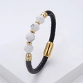Dettaglio di bracciale in pelle intrecciata da uomo con pietre bianche e fibbia d'oro - Perline in Pietra Sfaccettate Bianche