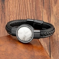 Dettaglio del bracciale in pelle da uomo con pietra bianca e chiusura magnetica nera - Nero-Stile Pietra Texturizzata Bianca (5008462987970)