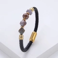 Makroaufnahme Herren Lederarmband geflochten mit Gold-Magnetverschluss und geometrischen Steinen - Graubraune Facettierte Steinperlen