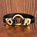 Modisches Lederarmband mit goldenen OK-Buchstaben und Kristalleinlage auf dem Holztisch - OK Stil