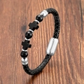 Dettaglio di un bracciale in pelle intrecciata nera con perle nere e croci in argento - Stile Pietra Nera Opaca (Stile-4)