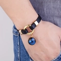 Λεπτομέρεια δερμάτινου βραχιολιού ζωδίου με μπλε μενταγιόν και χρυσά μεταλλικά μέρη - Υδροχόος (Χρυσό)
