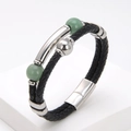 Détail macro du bracelet en cuir tressé avec perles vertes et fermoir magnétique argenté - Style Aventurine Verte (Style-1)