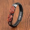 Dettaglio del bracciale in pelle intrecciata da uomo con ciondoli PiXiu in occhio di tigre rosso - Stile Occhio di Tigre Rosso con Fibbia Nera (Black-3)