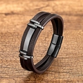Makro-Detail des mehrlagigen braunen Lederarmbands für Herren mit Metallverzierung - Schwarzton & Braunes Leder