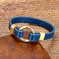 Primer plano de la pulsera de cuero azul oscuro con textura de calidad y hebilla de metal oro - Azul-2