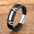 Detail van een meerlaagse zwarte lederen armband met een zilveren metalen magneetsluiting - Zilverkleurig & Zwart Leer