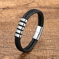 Nahaufnahme des doppellagigen schwarzen Lederarmbands mit magnetischem Edelstahlverschluss - Weiß
