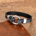Primer plano de pulsera de cuero con anillo de metal plateado pulido sobre fondo marrón - Negro-1