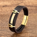 Mehrlagiges braunes Lederarmband für Herren mit goldener Magnetschließe auf Holz - Goldton & Braunes Leder