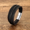 Gros plan d'un bracelet multicouche en cuir tressé noir et marron avec fermoir magnétique en inox - Bicolore Fermoir Argenté