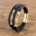 Dettaglio macro del bracciale multistrato in pelle nera con chiusura magnetica dorata - Stile Contrasto Nero e Oro (Stile-1)