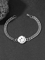 Détails de la gourmette avec pendentif visage souriant en acier titane sur fond texturé noir - 21cm / Argent