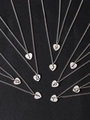 Dettaglio della collana con pendente a cuore in acciaio inox argento con incisione - Lettera M / Collana