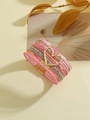 Dettaglio del bracciale bohémien multistrato in pelle rosa con chiusura magnetica a cuore - Rosa