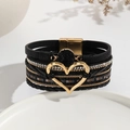 Detalle de la pulsera multicapa de cuero bohemio con un corazón de cristal negro y cierre magnético - Negro