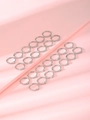 Vista macro di 26 orecchini a cerchio in argento con zirconi cubici scintillanti - Lettera A / Argento
