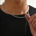 Dettaglio ravvicinato di una catena a corda da 3mm in acciaio inox su un modello - 24 pollici / Colore acciaio