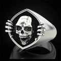 Retro Punk Totenkopf Ring für Herren in Silber mit Schildform und Knochenhänden - US 6 / Silbergrau