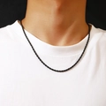 Dettaglio di una catena a corda nera da 3 mm in acciaio inossidabile indossata come choker - 24 pollici / Nero