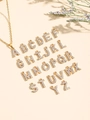 Detalle del collar con colgante letra A dorada y pavé de cristales blancos brillantes - Dorado-A