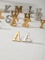 Dettaglio di spille lettera A in oro e argento con moderna finitura in metallo spazzolato - Lettera A(A) / Color Acciaio