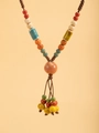 Detail van de bohemian handgemaakte lange ketting met kleurrijke keramische kralen - Kleurrijk