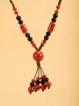 Detail van boheemse keramische kralenketting met rode kwastjes en vintage etnische stijl - Rood
