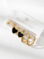 Détail de trois paires de boucles d'oreilles en acier inoxydable avec perles et coeurs - Ensemble de 3 Paires Cœur Bordure Dorée (Style 8)