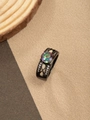 Vista de detalle del anillo de opale oro negro con topacio místico y circonitas - Ópalo Negro