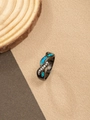 Macro-detail van zwart vergulde ring met blauwe opaal en witte zirkonia steentjes - US 7 / Blauwe opaal