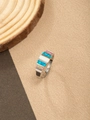 Detailweergave van een brede ring met kleurrijke synthetische opaalinlays en zilveren metaal - US 7 / Kleurrijke Opaal