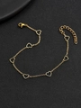 Nahaufnahme des goldenen Fußkettchens mit hohlen Herzanhängern und verstellbarem Karabinerverschluss - Hohlherz-Stil