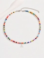 Dettaglio della collana di perline colorate con pendente lettera A argento e chiusura a moschettone - Lettera A / Argento/Multicolore