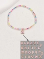 Detalle de la tobillera de cuentas coloridas con colgante de letra a en esmalte rosa - Letra A / Estilo Letra de Esmalte Rosa + Cuentas de Vidrio