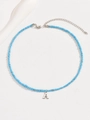 Dettaglio collana di perline blu con ciondolo a lettera A d'argento e chiusura a moschettone - Lettera A / Argento/Azzurro