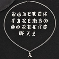 Edelstahl NK Halskette mit 26 gotischen Alphabet-Anhängern auf schwarzem Hintergrund - Buchstabe A / Stahlfarben
