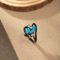 Anello in oro nero a forma di S con opale marquise blu e pietre in zirconia - Blu (Oro Nero)