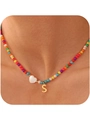 Dettaglio collana di perline colorate con cuore in conchiglia e ciondolo lettera S oro - Stile Lettera A / Oro