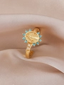 Macro detail van gouden religieuze ring met blauwe kralen en zirkoon op zijde - Lichtblauw