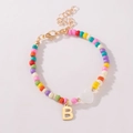 Detailweergave van de kleurrijke kralenarmband met hartkraal en gouden hanger letter B - Letter B Stijl (B2504240890)