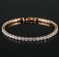 Elegantes Tennis-Armband in Roségold mit rund geschliffenen Kristallen und Klappverschluss - 1-Reihig Roségold Vergoldet 4mm / Roségold