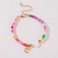 Kleurrijke kralenarmband met gouden letter C en hartvormige schelphanger voor dames - Letter C Stijl (B2504240890)